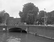 83800 Gezicht op de Tolsteegbrug over de Stadsbuitengracht te Utrecht; op de achtergrond het Politiebureau Tolsteeg ...